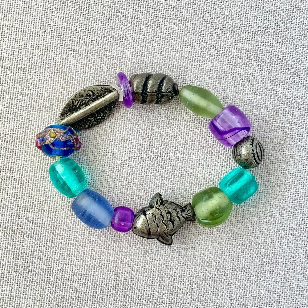 A fish of it's path mixed glass and acrylic beaded stretch bracelet - Picture 2 of 4